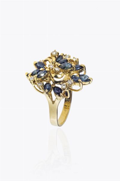 ANELLO : Peso gr 8 0 Misura 18 (58) in oro giallo  a cespuglio  con zaffiri taglio navette e diamanti taglio brillante. per totali ct ca  - Asta Asta 205 Gioielli - Associazione Nazionale - Case d'Asta italiane