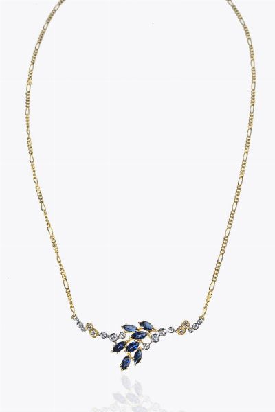 GIROCOLLO : Peso gr 8 in oro giallo e bianco  al centro zaffiri taglio navette e diamanti taglio 8/8 per totali ct 0 35 ca  - Asta Asta 205 Gioielli - Associazione Nazionale - Case d'Asta italiane