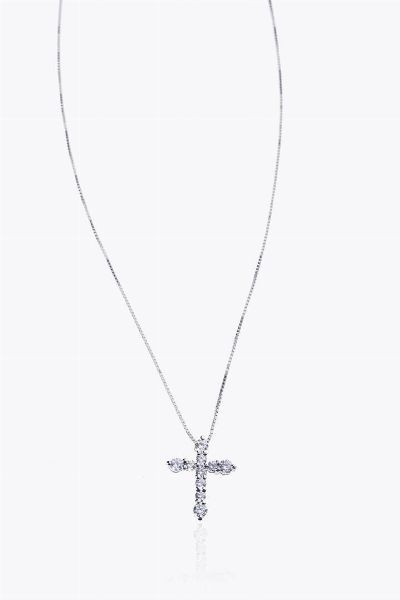 CATENA CON CIONDOLO : Peso gr1 7 in oro bianco  a forma di croce  con diamanti taglio brillante per totali ct 0 14 ca  probabile colore G-H  purezza IF-VVS  - Asta Asta 205 Gioielli - Associazione Nazionale - Case d'Asta italiane