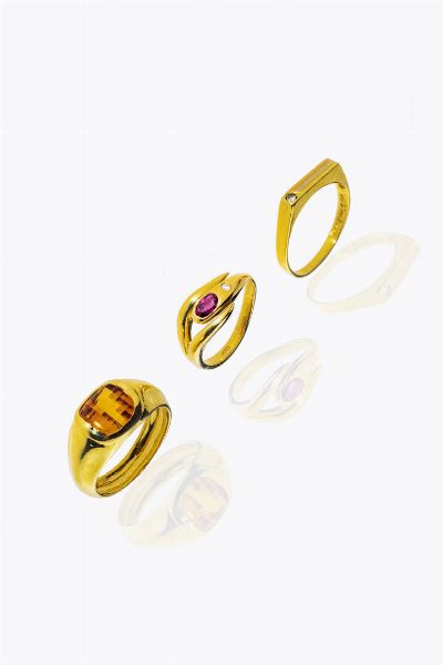 LOTTO DI TRE ANELLI : - in oro giallo con al centro citrino. Peso gr 7 8. Misura 21 (61)  -in oro giallo e piccolo diamantino. Peso gr 3 1. Misura 21 (61)  -in oro giallo  sommit a serpente con rubino taglio ovale e un diamantino. Peso gr 4 9. Misura 15 (55)  - Asta Asta 205 Gioielli - Associazione Nazionale - Case d'Asta italiane