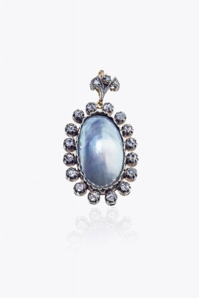 CIONDOLO : Peso gr 17 1 in oro giallo a bassa caratura ed argento  con grande perla mab ovale e rosette di diamanti  a contorno per totali ct 2 30 ca  - Asta Asta 205 Gioielli - Associazione Nazionale - Case d'Asta italiane