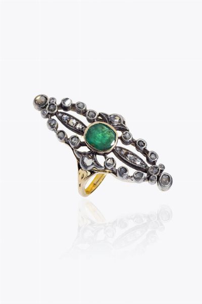 ANELLO : Peso gr 8 2 Misura 22 (62) in oro giallo ed argento  sommit in stile  con volute recanti al centro smeraldo taglio ovale di ct 1 0 ca e rosette di diamanti per totali ct 0 35 ca  - Asta Asta 205 Gioielli - Associazione Nazionale - Case d'Asta italiane