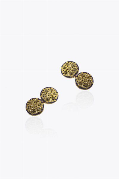 COPPIA DI GEMELLI : Peso gr 7 3 in oro giallo  di forma rotonda  inizi XX secolo  con fiori e smalto blu  - Asta Asta 205 Gioielli - Associazione Nazionale - Case d'Asta italiane