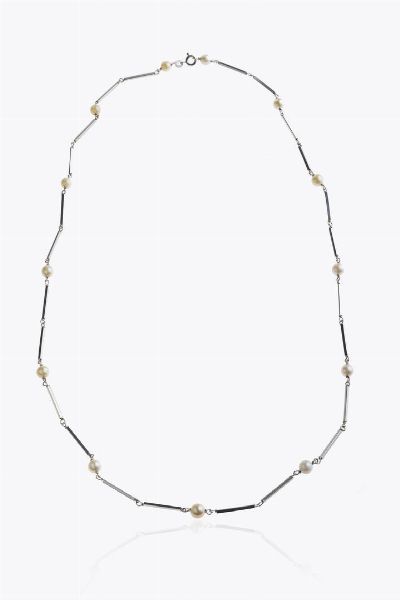 COLLANA : Peso gr12 9 Lunghezza cm 60 composta da segmenti rigidi in oro bianco alternati a perle (difetti) del diam. di mm 5.5 ca  - Asta Asta 205 Gioielli - Associazione Nazionale - Case d'Asta italiane