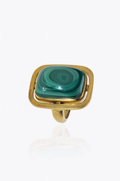 ANELLO : Peso gr 13 3 Misura 8 (48) in oro giallo  sommit rettangolare con malachite cabochon  - Asta Asta 205 Gioielli - Associazione Nazionale - Case d'Asta italiane