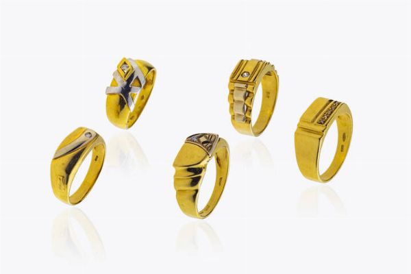 LOTTO DI CINQUE ANELLI : Peso gr 33 1 Misure: 22 (62)  21 (61). 20 (60) in oro giallo con uno zircone e diamanti taglio brillante e 8/8 per totali ct 0 15 ca  - Asta Asta 205 Gioielli - Associazione Nazionale - Case d'Asta italiane