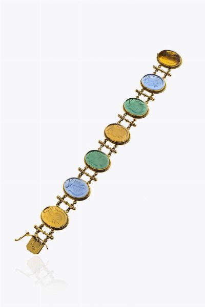 BRACCIALE : Peso gr 40 4 Lunghezza cm 18 in oro giallo composto da sette cammei in pasta vitrea colorata incisi con figure virili  - Asta Asta 205 Gioielli - Associazione Nazionale - Case d'Asta italiane