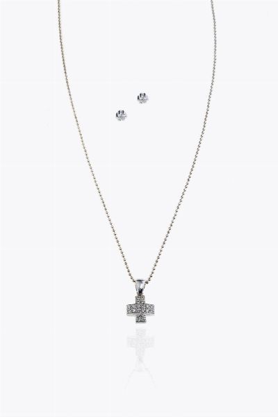 LOTTO DI DUE GIOIELLI : in oro bianco  composto da: -catena con ciondolo a forma di croce in diamanti taglio brillante per totali ct 0 15 ca. Peso gr 4 6 -coppia di orecchini  a lobo  con due diamanti taglio brillante per totali ct 0 10 ca. Peso gr 2 0  - Asta Asta 205 Gioielli - Associazione Nazionale - Case d'Asta italiane