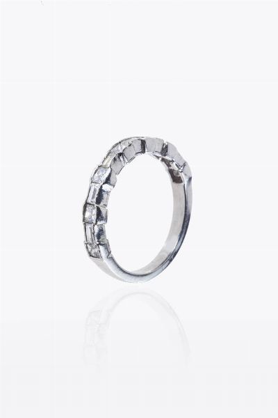 ANELLO : Peso gr 4 5 Misura 14 (54) in oro bianco  sommit� con diamanti taglio baguette e princess alternati per totali ct 0 65 ca  probabile colore G-H  purezza IF-VVS  - Asta Asta 205 Gioielli - Associazione Nazionale - Case d'Asta italiane