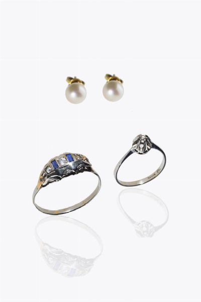 LOTTO DI TRE GIOIELLI : composto da: -coppia di orecchini in oro a bassa caratura con due perle giapponesi. Peso gr 2 7 -anello in oro bianco  al centro diamante solitario di ct 0 02 ca. Peso gr 1 6. Misura 13 (53) -anello in oro bianco e rosa  inizi XX secolo  con cinque gemme sintetiche. Peso gr 1 7. Misura 28 (68)  - Asta Asta 205 Gioielli - Associazione Nazionale - Case d'Asta italiane