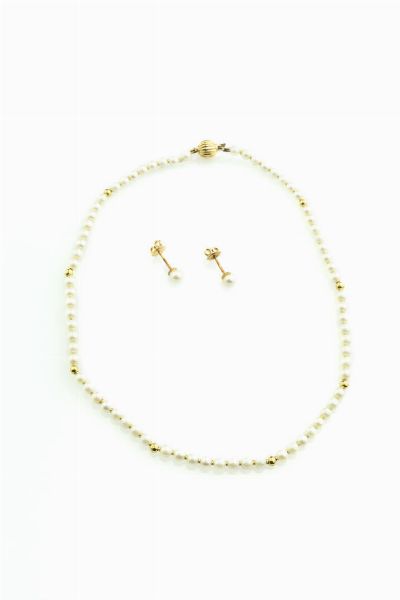 DEMI-PARURE : Lunghezza cm 40 composta da girocollo di perle giapponesi del diam di mm 4 5 ca  alternati a sfere in oro giallo. Chiusura a sfera  fesonata in oro giallo; ed orecchini  a lobo  con due perle giapponesi  - Asta Asta 205 Gioielli - Associazione Nazionale - Case d'Asta italiane