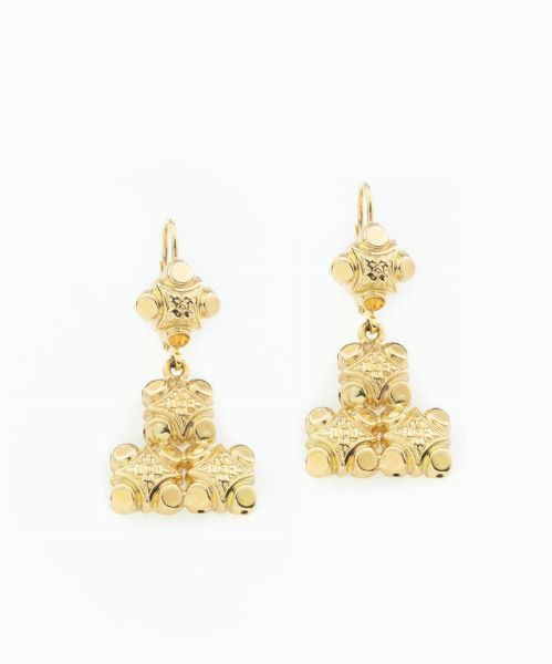 COPPIA DI ORECCHINI : Peso gr 6 1 in oro giallo  a monachella  con elementi geometrici sbalzati ed incisi  - Asta Asta 205 Gioielli - Associazione Nazionale - Case d'Asta italiane