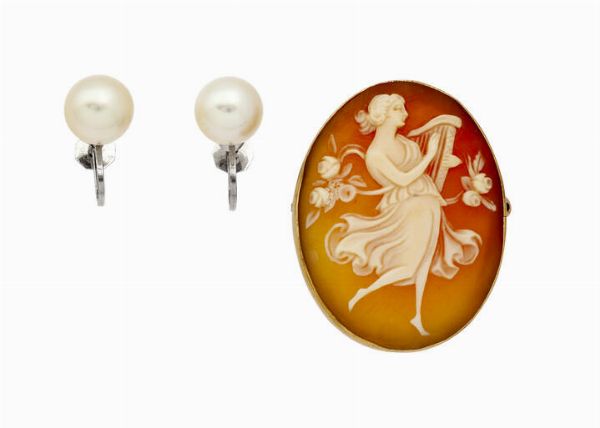 LOTTO DI DUE GIOIELLI : composto da:  - coppia di orecchini  a vite  in oro 9 Kt con perle giapponesi del diam di mm 9.  -spilla in oro giallo  con cammeo inciso a profilo femminile  - Asta Asta 205 Gioielli - Associazione Nazionale - Case d'Asta italiane