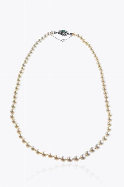 COLLANA : Lunghezza cm 62 composta da un filo di perle giapponesi del diam. di mm 7-7 5 ca. Chiusura in oro bianco a voluta con smeraldo centrale taglio ottagonale a gradini di ct 0 60 ca e diamanti taglio brillante per totali ct 0 25 ca  - Asta Asta 205 Gioielli - Associazione Nazionale - Case d'Asta italiane