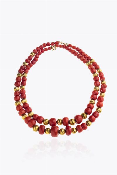 LOTTO DI DUE COLLANE : Peso gr 115 2 Lunghezza cm 43 e 40 composte da sfere di corallo mediterraneo a scalare dal diam di mm 17 9  a 5 2 alternate a sfere fesonate in oro giallo. Chiusura in oro giallo ad anello Accompagnato da certificato  telematico di autenticit Ce.S.Ar. Centro Studi Archeometrici.  - Asta Asta 205 Gioielli - Associazione Nazionale - Case d'Asta italiane