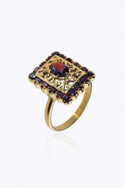 ANELLO : Peso gr 7 7 Misura 23 (63) in oro giallo  di forma rettangolare con granati  - Asta Asta 205 Gioielli - Associazione Nazionale - Case d'Asta italiane