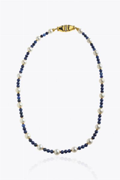 GIROCOLLO : Peso gr 25 1 Lunghezza cm 43 composto da sfere di iolite del diam di mm  alternate a perle giapponesi del diam. di mm 6 5-7 ca. Chiusura in oro giallo con diamanti taglio brillante per totali ct 0 10 ca  - Asta Asta 205 Gioielli - Associazione Nazionale - Case d'Asta italiane