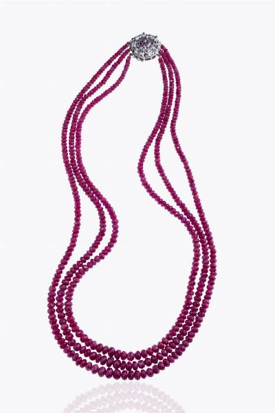 COLLANA : Lunghezza cm 56 composta da tre fili di dischi di rubini e chiusura di forma rotonda in oro bianco con piccoli rubini  - Asta Asta 205 Gioielli - Associazione Nazionale - Case d'Asta italiane