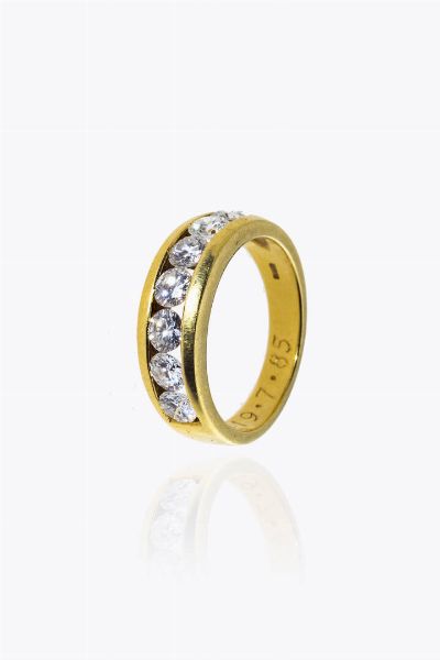 ANELLO : Peso gr 5 6 Misura 12 (52) in oro giallo con sette diamanti taglio brillante per complessivi ct 1.10 ca  probabile colore G-H  purezza IF-VVS.  - Asta Asta 205 Gioielli - Associazione Nazionale - Case d'Asta italiane