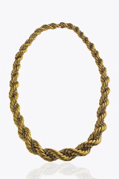 GIROCOLLO : Peso gr 71 2 Lunghezza 47 in oro giallo e bianco  lavorato a torchon  anni '50  - Asta Asta 205 Gioielli - Associazione Nazionale - Case d'Asta italiane