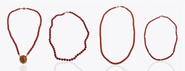 LOTTO DI QUATTRO GIROCOLLI : Peso gr 61 3 Lunghezza cm 46  40  37 (difetti)  43 con sfere di corallo dal diam di mm a 4 2 a 5 6 ca. Chiusure e decori in oro giallo. Difetti  Accompagnato da certificato  telematico di autenticit Ce.S.Ar. Centro Studi Archeometrici.  - Asta Asta 205 Gioielli - Associazione Nazionale - Case d'Asta italiane