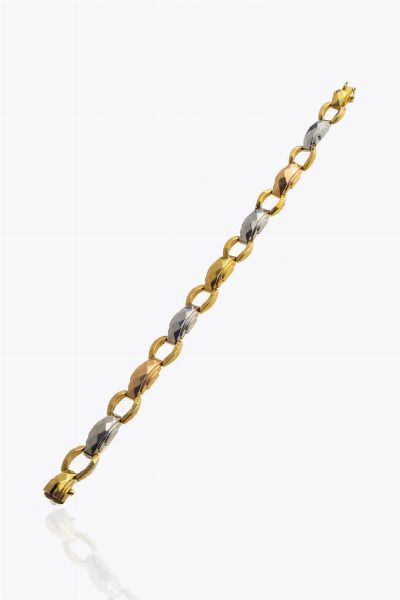 BRACCIALE : Peso gr 10 6 Lunghezza cm 19 nei tre colori dell'oro  anni '50  con anelli ovalizzati raccordati da cavallotte sfaccettate  - Asta Asta 205 Gioielli - Associazione Nazionale - Case d'Asta italiane