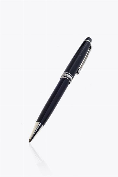MONTBLANC : Penna a sfera Montblanc  modello Meisterstck. Corpo e cappuccio in resina nera  con lemblema Montblanc bianco intarsiato nella parte superiore del cappuccio. Presenti incise sulla resina le iniziali G.C.  - Asta Asta 205 Gioielli - Associazione Nazionale - Case d'Asta italiane
