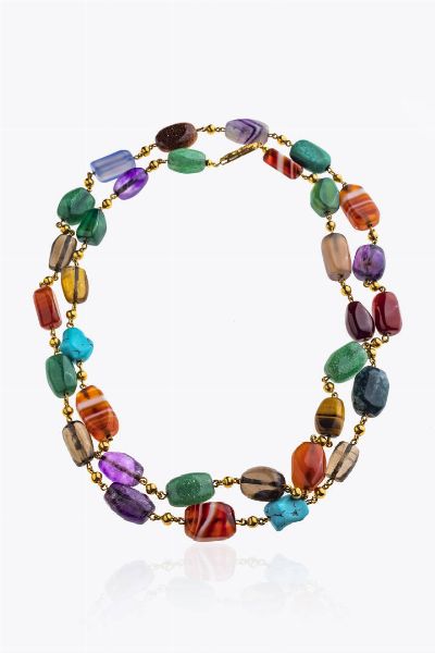 COLLANA : Lunghezza cm 88 composta da corniola  ametiste pietra del sole  avventurina e agata verde. Distanziali e chiusura in oro giallo  - Asta Asta 205 Gioielli - Associazione Nazionale - Case d'Asta italiane