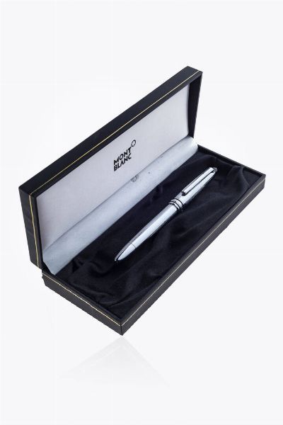 MONTBLANC : Penna a sfera Montblanc  modello Meisterstck. Corpo e cappuccio in metallo  con lemblema Montblanc bianco intarsiato nella parte superiore del cappuccio.  Presenti graffi sul corpo in resina interno Corredata di scatola  - Asta Asta 205 Gioielli - Associazione Nazionale - Case d'Asta italiane