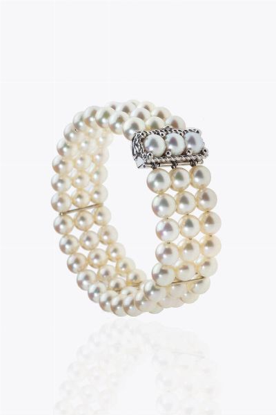 BRACCIALE : composto da tre fili di perle giapponesi del diam. di mm 7 ca. Chiusura e fili in oro bianco  - Asta Asta 205 Gioielli - Associazione Nazionale - Case d'Asta italiane