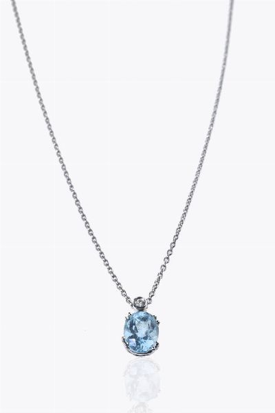 CATENA CON CIONDOLO : Peso gr 5 2 in oro bianco con acquamarina taglio ovale sormontata da piccolo diamantino taglio brillante di ct 0 01 ca  - Asta Asta 205 Gioielli - Associazione Nazionale - Case d'Asta italiane