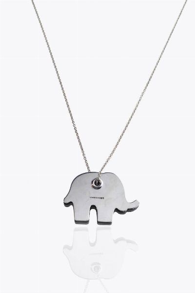 VHERNIER : Catena e ciondolo in argento 925/1000  firmato Vhernier  a forma di due elefanti di cui uno in legno Corredato di astuccio della maison  - Asta Asta 205 Gioielli - Associazione Nazionale - Case d'Asta italiane