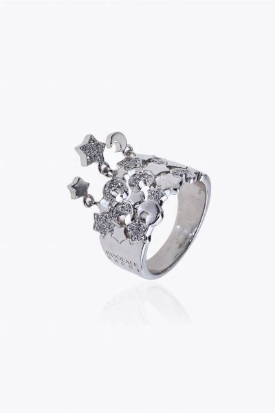 PASQUALE BRUNI : Peso gr 16 2 Misura 18 (58) Anello in oro bianco  a fascia  sommit con lune  cuori e stelle con diamanti taglio brillante per totali ct 0 35 ca  - Asta Asta 205 Gioielli - Associazione Nazionale - Case d'Asta italiane