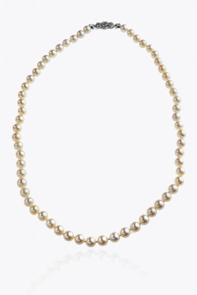 GIROCOLLO : Lunghezza cm 60 composta da un filo di perle giapponesi del diam. di mm 8 5-9 ca. Chiusura in oro bianco con smeraldi  - Asta Asta 205 Gioielli - Associazione Nazionale - Case d'Asta italiane