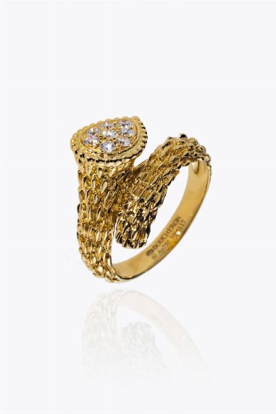 BOUCHERON : Peso gr 7 7 Misura 20 (60) Anello in oro giallo e bianco  firmato Boucheron  modello Serpent Boheme con testa in diamanti taglio brillante per totali ct 0 35 ca  probabile colore F  purezza IF-VVS  - Asta Asta 205 Gioielli - Associazione Nazionale - Case d'Asta italiane