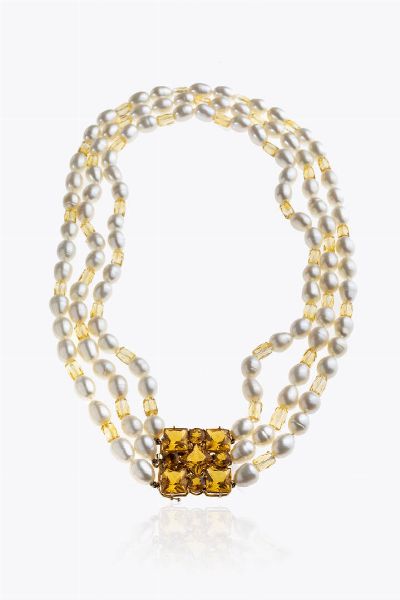 COLLANA : composta da tre fili di perle di acqua dolce scaramazze e alternate a barilotti di citrini sfaccettati. Chiusura in oro giallo  di forma quadrata  con quarzi citrini  - Asta Asta 205 Gioielli - Associazione Nazionale - Case d'Asta italiane