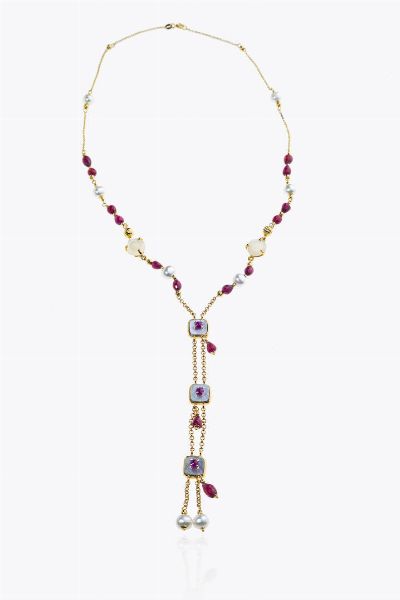 GIROCOLLO : Peso gr 18 4 in oro giallo con perline di acqua dolce del diam di mm 6 ca  madreperla taglio quadrato impreziosite da granati di varie forme e misure  - Asta Asta 205 Gioielli - Associazione Nazionale - Case d'Asta italiane