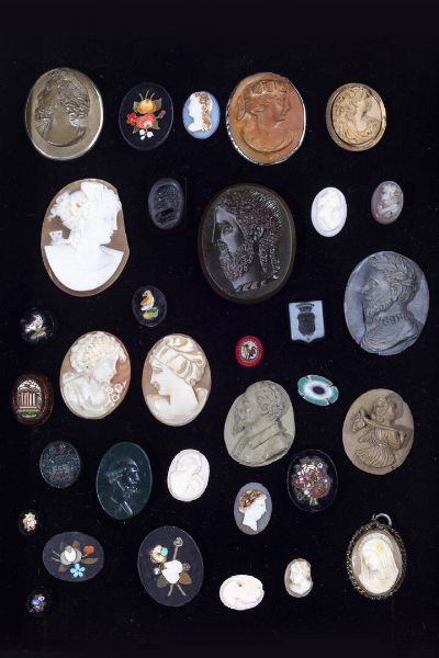 LOTTO DI TRENTATRE' GIOIELLI : composto da cammei  pietre laviche  diaspri  onice  paste vitree  incise con volti virili  femminili e stemmi araldici; e dieci micromosaici a motivi floreali e architettonici.  - Asta Asta 205 Gioielli - Associazione Nazionale - Case d'Asta italiane