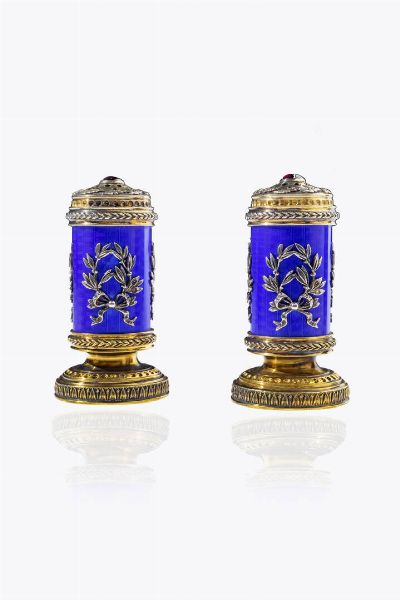 REPLICA DI FABERGE' : Saliera e pepiera in argento dorato decorate con smalto blu (difetti) e impreziosite da decori in argento  punzoni Mosca  timbro di Carl Faberg  argentiere I.P.  - Asta Asta 205 Gioielli - Associazione Nazionale - Case d'Asta italiane