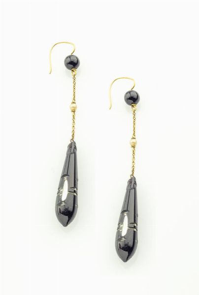 COPPIA DI ORECCHINI : Peso gr 3 4 pendenti in oro a bassa caratura  con gocce in bachelite (difetti)  - Asta Asta 205 Gioielli - Associazione Nazionale - Case d'Asta italiane