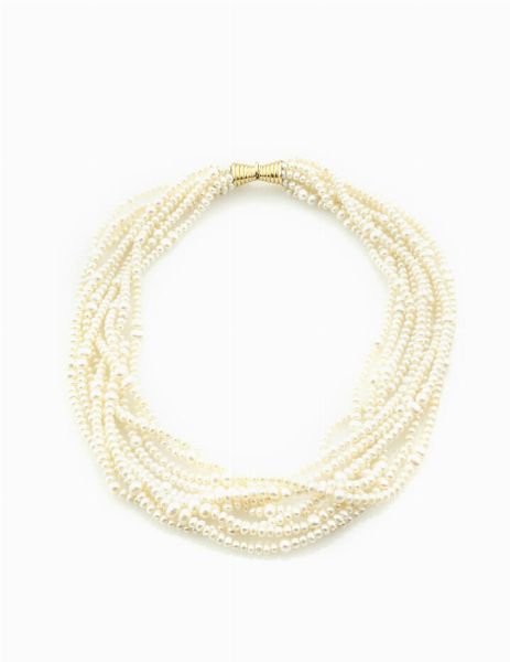 COLLANA : Lunghezza cm 48 composta da nove fili di perline di acqua dolce di forma cipollina. Chiusura in oro giallo a fiocco  - Asta Asta 205 Gioielli - Associazione Nazionale - Case d'Asta italiane