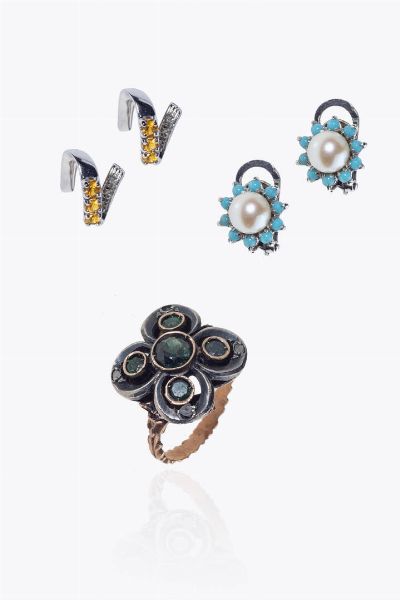 LOTTO DI TRE GIOIELLI : -anello in oro rosa a bassa caratura ed argento a forma di fiore con smeraldi taglio rotondo per totali ct 0 60 ca  rosette e uno zaffiro. Peso gr 5 2. Misura 13 (53) -coppia di orecchini  a clip  con due perline e contorno di turchesi. Peso gr 4 0 -coppia di orecchini in oro bianco  con volute  e fila di citrini e diamanti taglio 8/8 per totali ct 0 05 ca. Peso gr 4 4  - Asta Asta 205 Gioielli - Associazione Nazionale - Case d'Asta italiane
