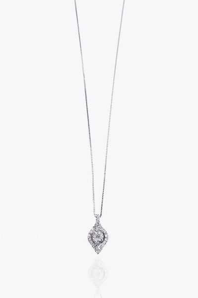 CATENA CON CIONDOLO : Peso gr 3 4 in oro bianco  a forma di goccia  con diamanti taglio brillante per totali ct 0 32 ca  probabile colore G-H  purezza IF-VVS  - Asta Asta 205 Gioielli - Associazione Nazionale - Case d'Asta italiane