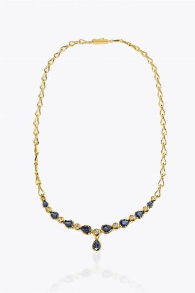 GIROCOLLO : Peso gr 24 8 in oro giallo con zaffiri taglio a goccia per totali ct 3 50 ca e diamanti taglio brillante per totali ct 0 20 ca  - Asta Asta 205 Gioielli - Associazione Nazionale - Case d'Asta italiane