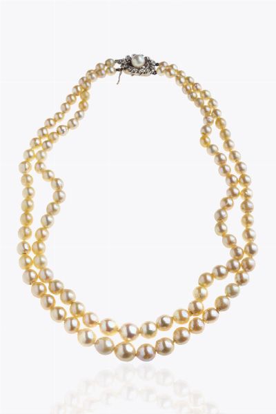 GIROCOLLO : Lunghezza cm 41 composto da due fili di perle giapponesi a scalare dal diam di mm 5 4 a 8 8 ca . Chiusura ovale in oro bianco con perlina e due rubini  - Asta Asta 205 Gioielli - Associazione Nazionale - Case d'Asta italiane
