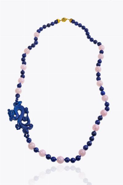 COLLANA : Lunghezza cm 86 composta da sfere di lapislazzuli del diam di mm 10 ca  alternati a sfere di quarzo rosa del diam di mm 14; al centro dragone in pietra dura blu. Chiusura in argento dorato  - Asta Asta 205 Gioielli - Associazione Nazionale - Case d'Asta italiane