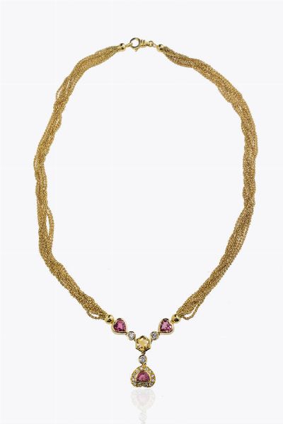 GIROCOLLO : Peso gr 28 7 Lunghezza cm 43 composto da maglie a torchon in oro giallo; al centro tormaline taglio a cuore e fantasia e un topazio citrino taglio esagonale. Diamanti taglio brillante per totali ct 0 40 ca  - Asta Asta 205 Gioielli - Associazione Nazionale - Case d'Asta italiane