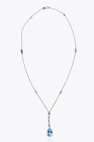 GIROCOLLO : Peso gr 6 1 in oro bianco con goccia di acquamarina pendente di ct 3 97 ca  sormontata da diamanti taglio brillante  a goccia  baguette e carr� per totali ct 0 55 ca  - Asta Asta 205 Gioielli - Associazione Nazionale - Case d'Asta italiane