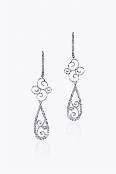 COPPIA DI ORECCHINI : Peso gr 5 1 pendenti  in oro bianco  lavorati a volute con diamanti taglio brillante per totali ct 0 47 ca  probabile colore G-H  purezza IF-VVS  - Asta Asta 205 Gioielli - Associazione Nazionale - Case d'Asta italiane