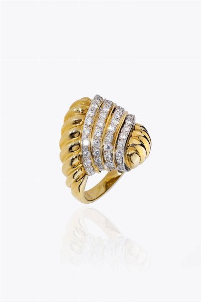 ANELLO : Peso gr 14 8 Misura 15 (54) in oro giallo 14 Kt  sommit a volute fesonate con al centro quattro fasce in diamanti taglio brillante per totali ct 0 60 ca  - Asta Asta 205 Gioielli - Associazione Nazionale - Case d'Asta italiane